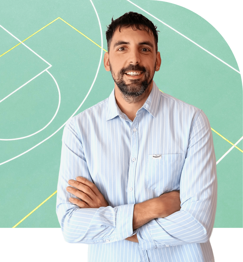 Rubén Monreal piscólogo sonriendo sobre una pista de deporte verde