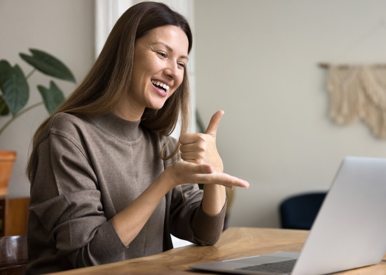 Mujer hablando en lenguaje de signos