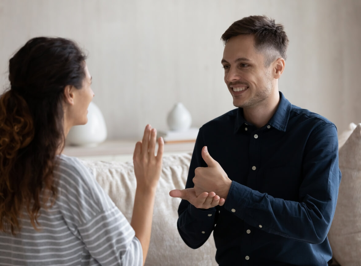 Hombre y mujer hablando a través del lenguaje de signos