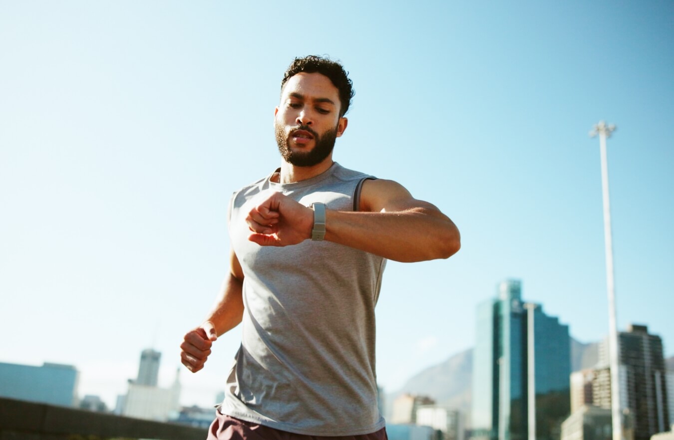 Hombre haciendo deporte mientras mira el reloj