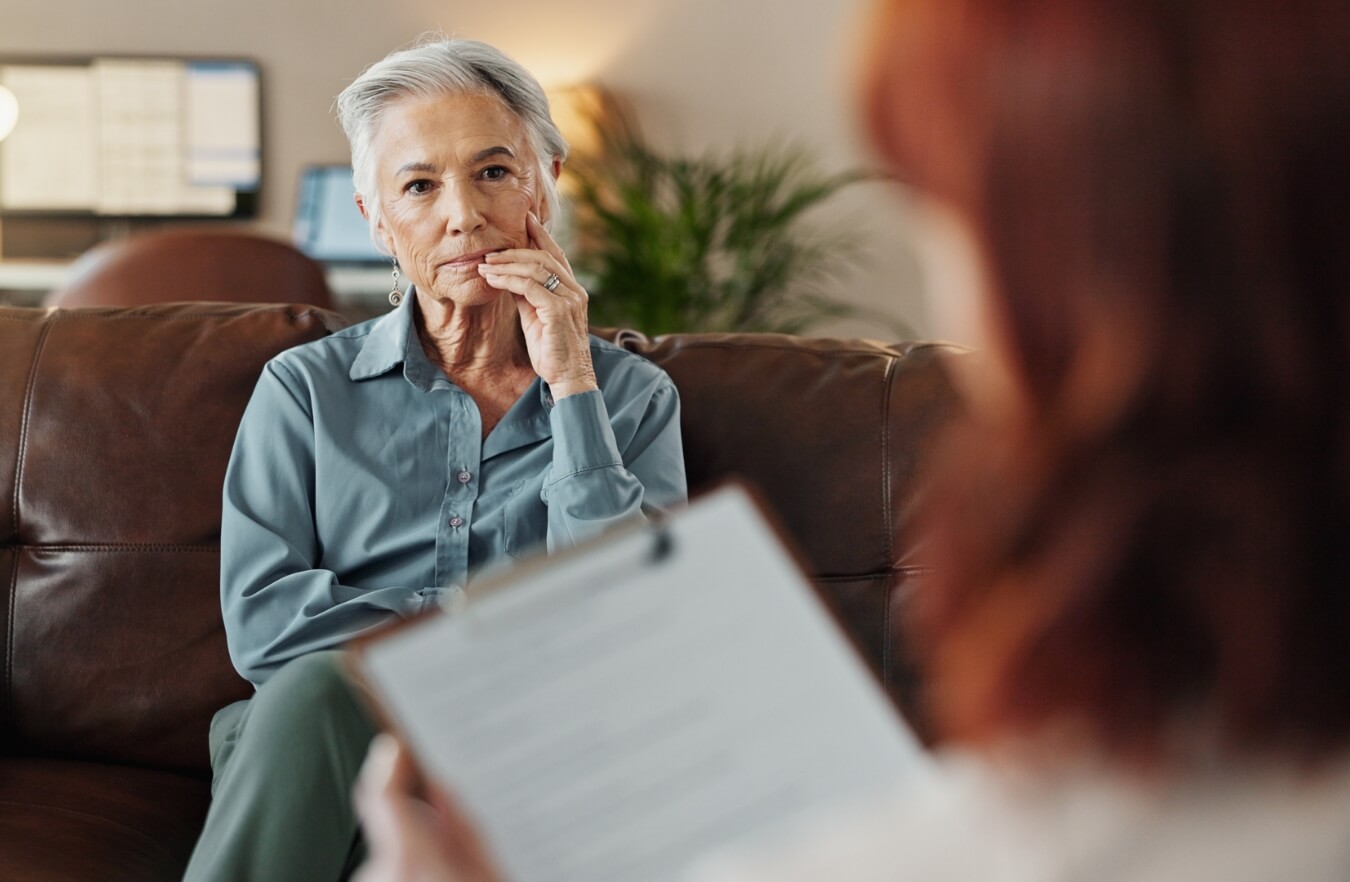 Mujer de edad avanzada en terapia