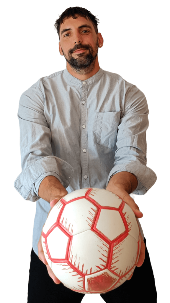 Ruben Monreal psicólogo sonriendo mientras sujeta un balón