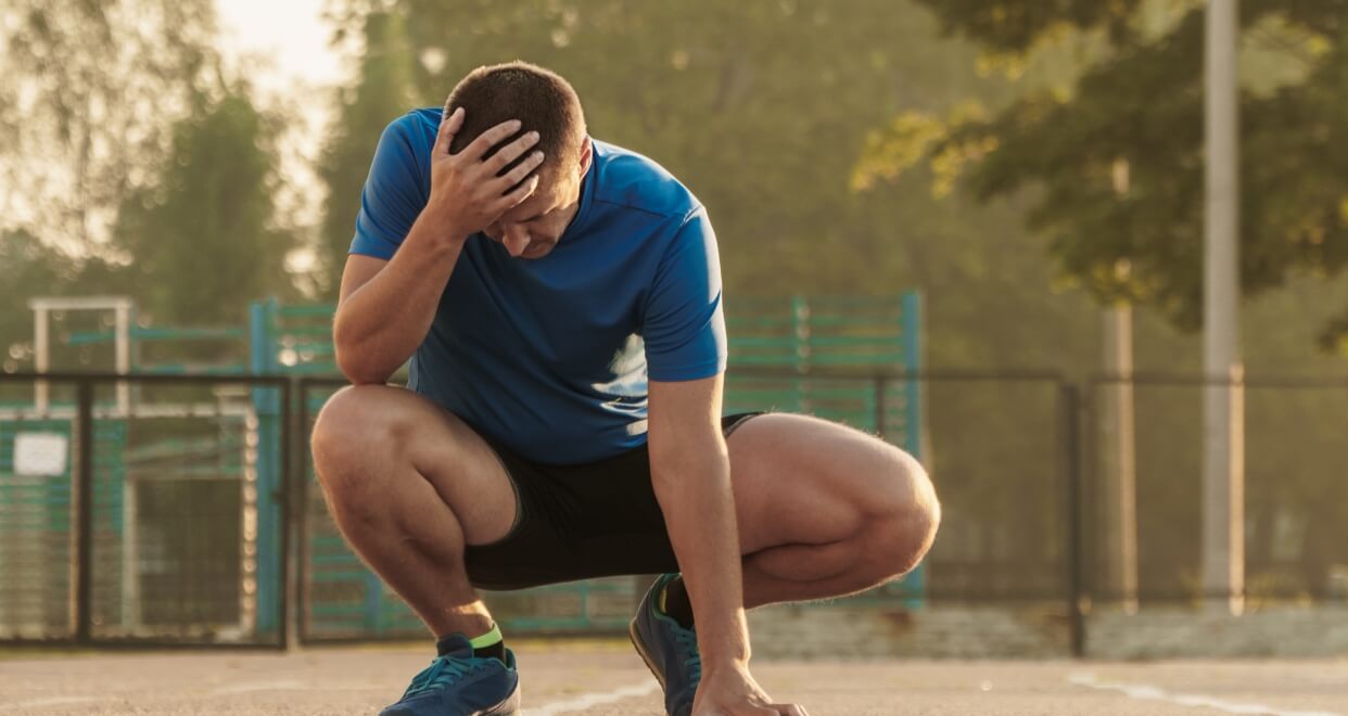 Hombre haciendo deporte frustrado