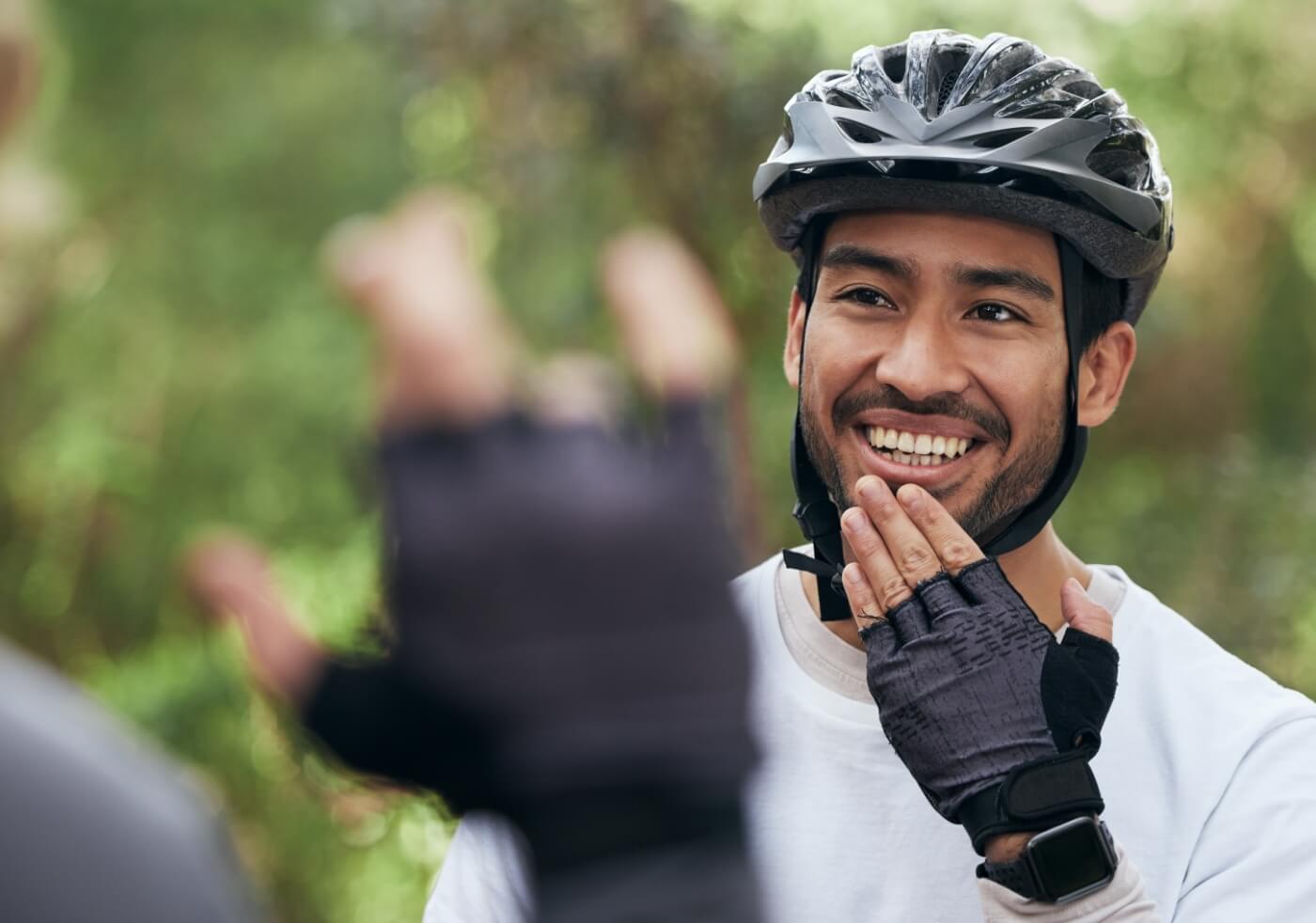 Hombres ciclista hablando entre ellos