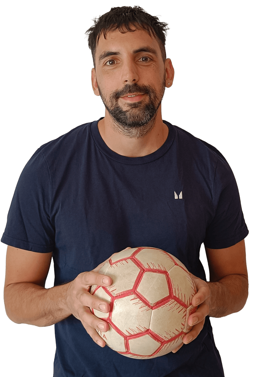 Ruben Monreal psicólogo sonriendo mientras sujeta un balón