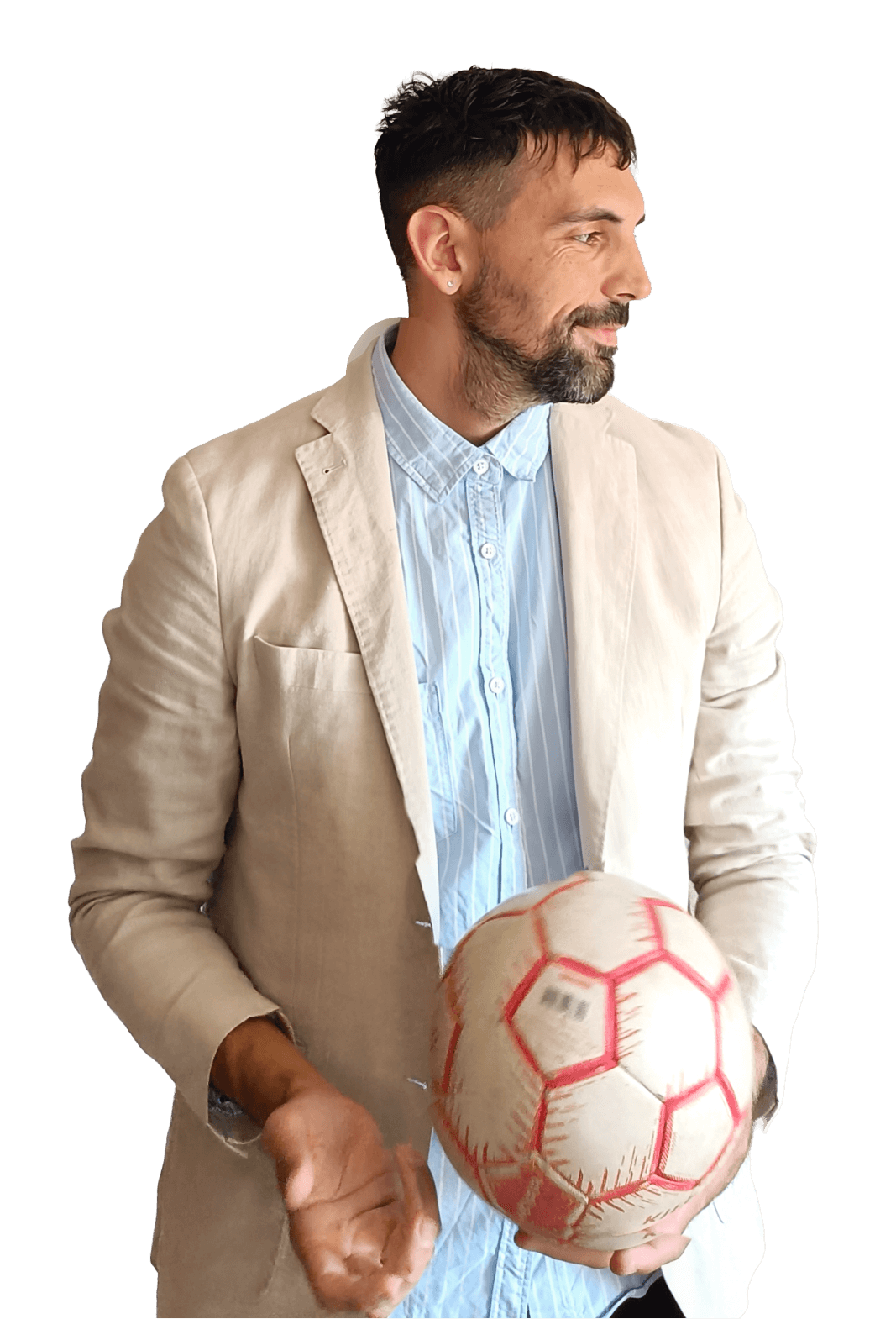 Rubén Monreal sonriendo mientras coge un balón